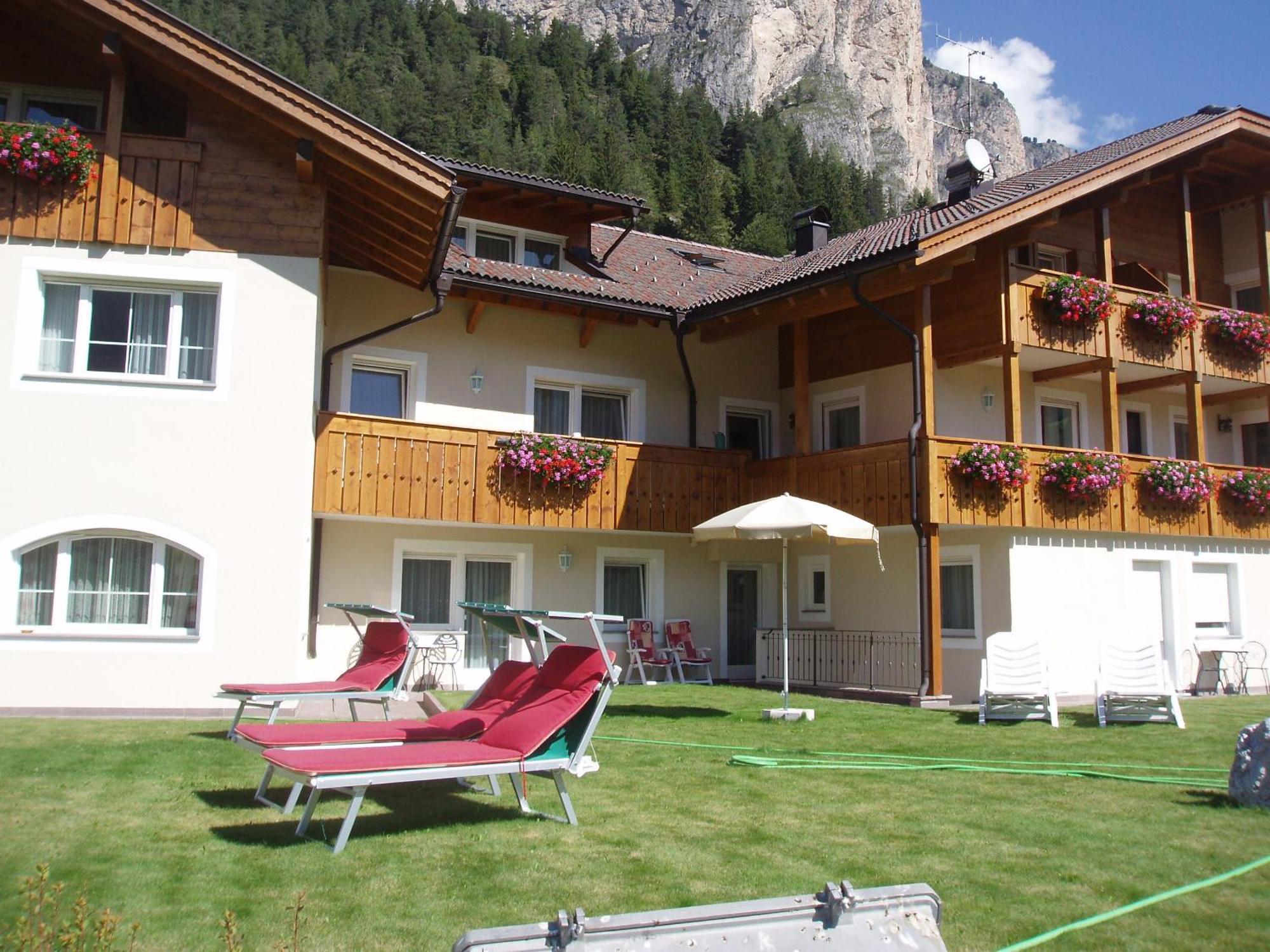 Hotel Garni La Majon Wolkenstein in Gröden Exterior foto